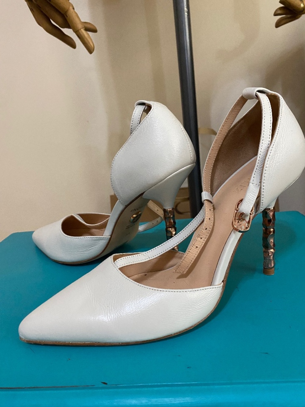 White leather shoes 39